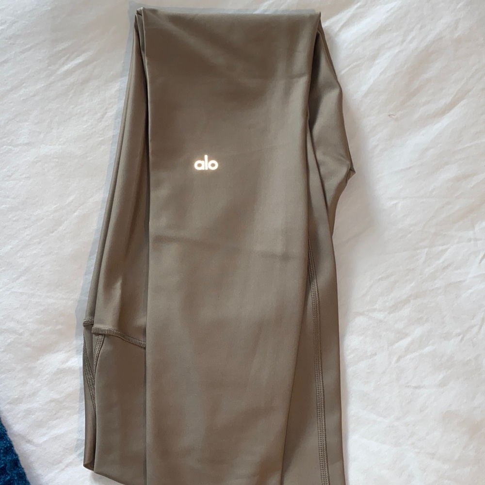 Women's Alo yoga airlift leggings size medium in color Gravel